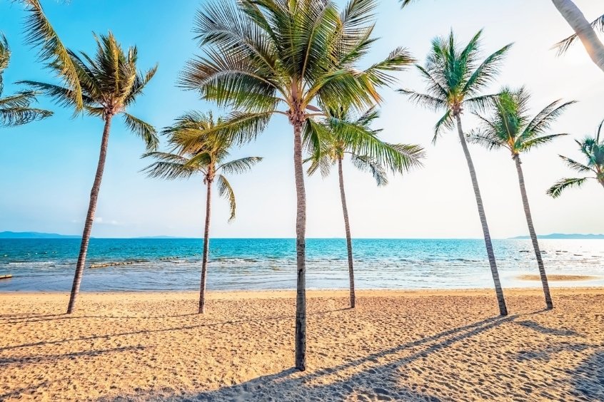 Bãi biển Jomtien với cát trắng nắng vàng và không khí yên tĩnh tại Pattaya