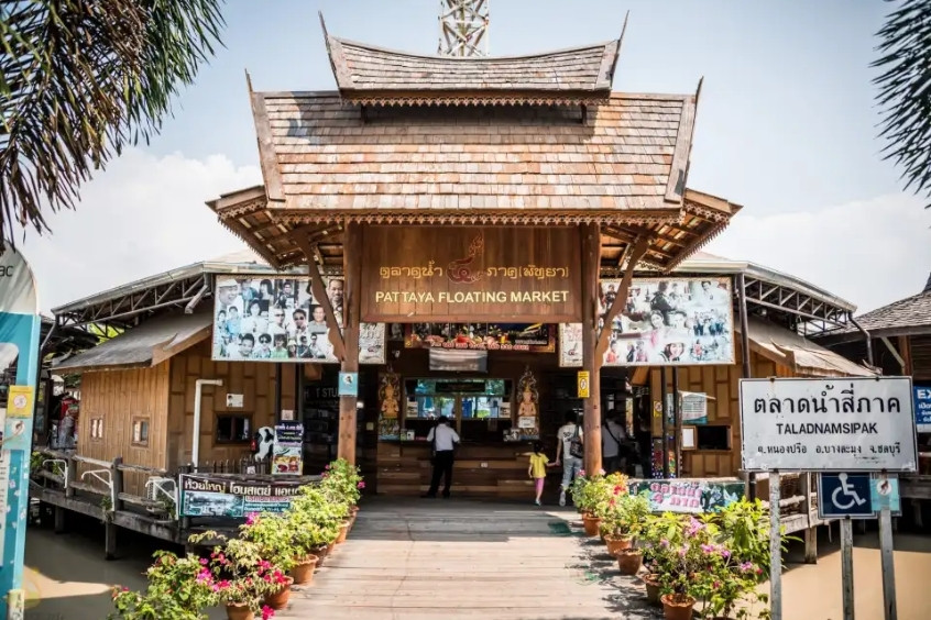 Nhà gỗ truyền thống tại chợ nổi Bốn Mùa Pattaya