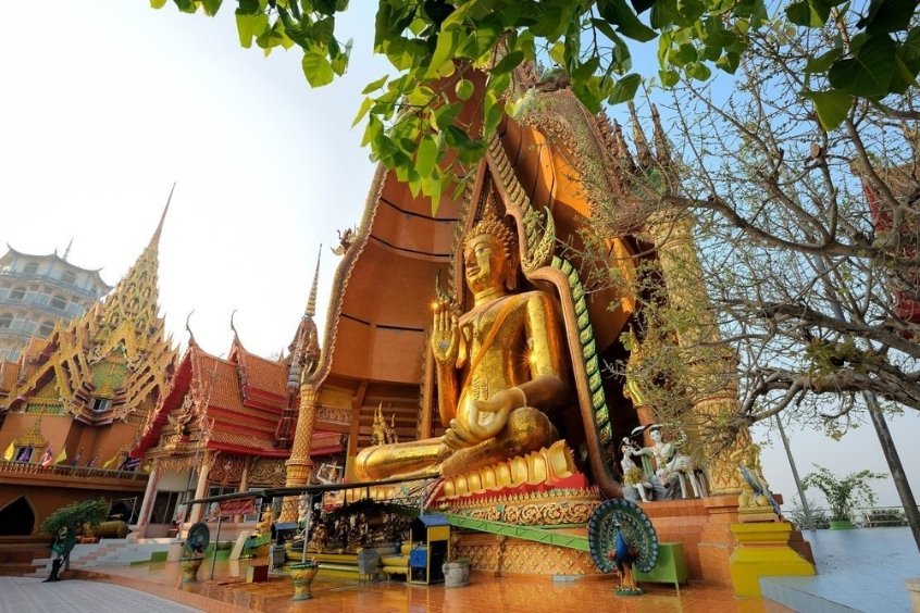 Tượng Phật vàng lớn tại chùa Wat Tham Suea ở Kanchanaburi