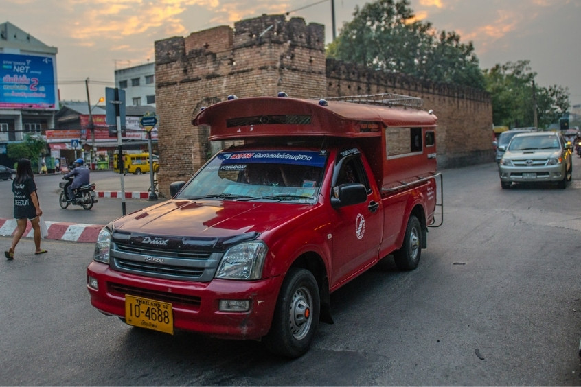 Xe Songthaew màu đỏ phổ biến và tiện lợi tại Chiang Mai