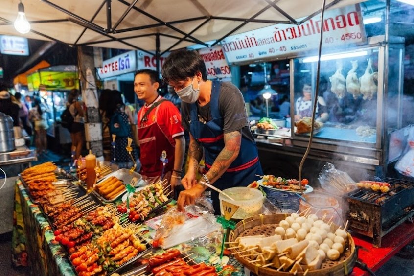 Chợ đêm Chiang Mai Night Bazaar với vô vàn gian hàng địa phương giá rẻ