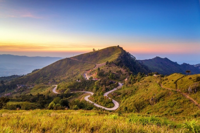 Khung cảnh mờ sương trong lành ở Doi Pha Tang Chiang Rai vào mùa khô