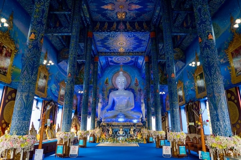 Không gian xanh rực rỡ bên trong Chùa Xanh Wat Rong Suea Ten tại Chiang Rai