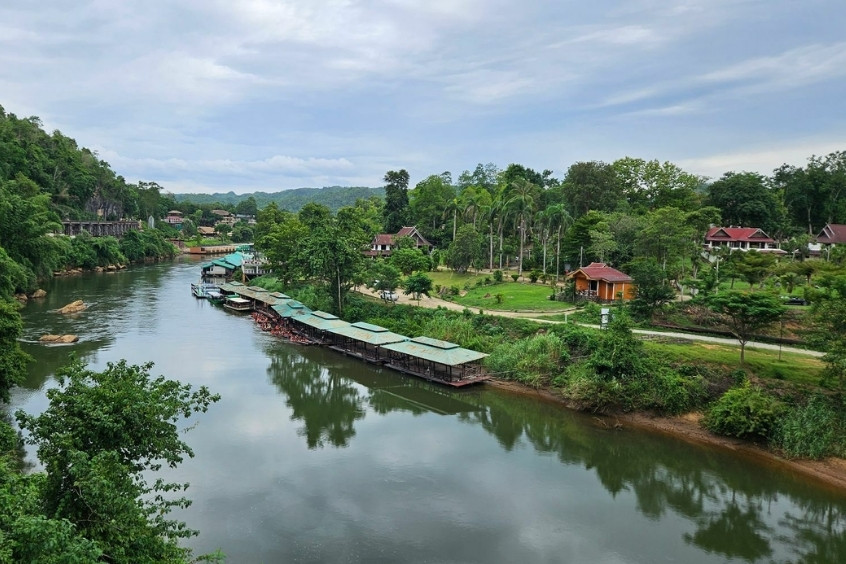 Khung cảnh Kanchanaburi thanh bình, nắng nhẹ và bầu trời trong xanh vào mùa khô
