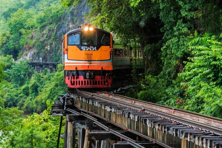 Chuyến tàu hỏa chạy trên “Đường sắt tử thần” từ Bangkok đến Kanchanaburi