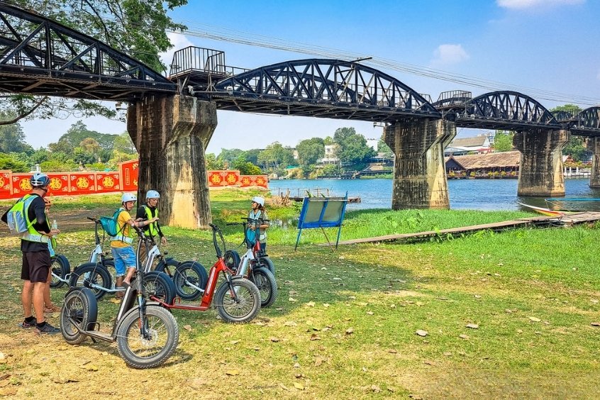 Du khách đạp xe khám phá không gian yên tĩnh tại Kanchanaburi