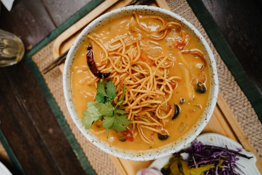 Tô mì Khao Soi vàng óng, thơm nức với hương vị đặc trưng Thái