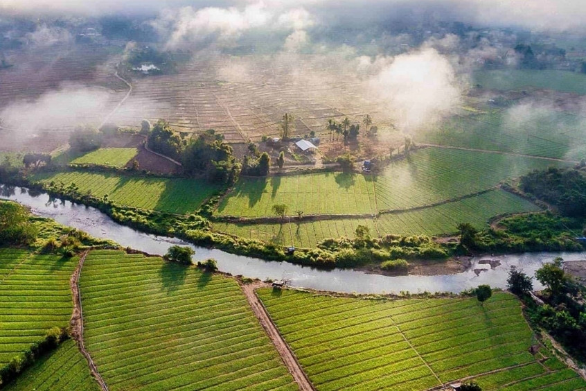 Thị trấn Pai với thời tiết mát mẻ, bao quanh bởi núi đồi và thiên nhiên xanh mát