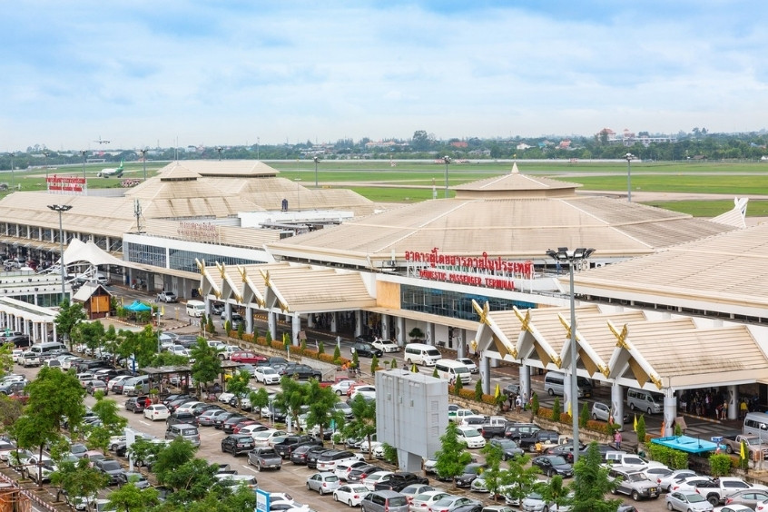 Sân bay Chiang Mai nhìn từ trên cao với đường băng dài và nhà ga hiện đại nằm gần trung tâm thành phố