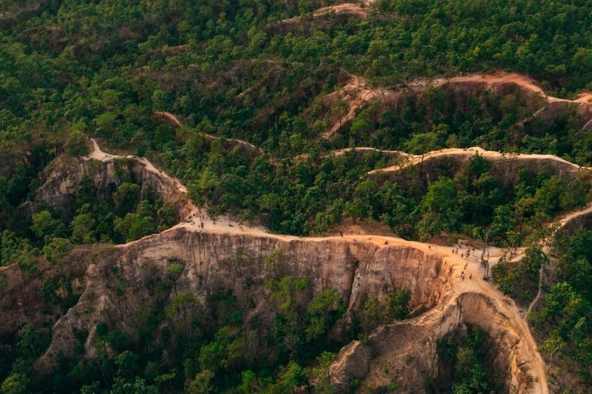 Toàn cảnh Pai Canyon với địa hình đá đỏ và khung cảnh núi rừng bao quanh
