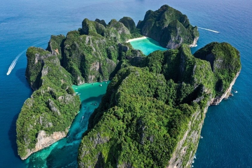Kinh nghiệm du lịch Koh Phi Phi đem đến tầm nhìn từ trên cao với đồi núi và biển xanh