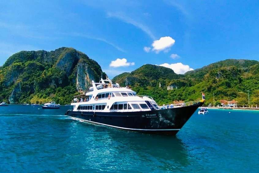 Tàu biển rời cảng Phuket đưa du khách hướng đến đảo Koh Phi Phi