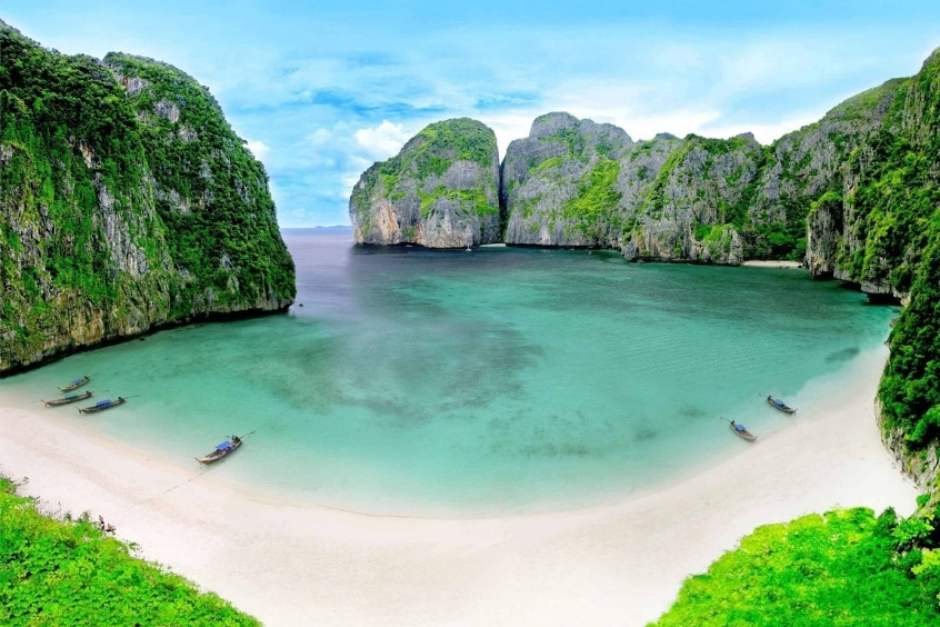 Vịnh Maya ở Koh Phi Phi với bãi cát trắng và núi đá vôi hùng vĩ