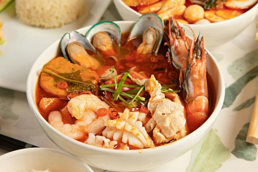 Bát Tom Yum Goong nóng hổi với đầy hải sản tươi và gia vị truyền thống