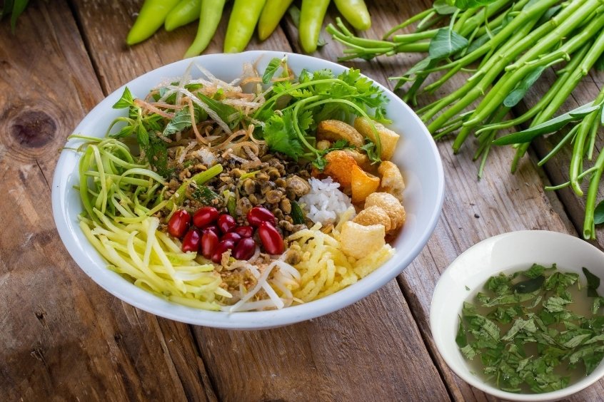 Cơm hến Huế cay nồng đậm vị, không phải ai cũng ăn quen ngay lần đầu