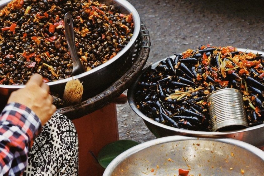 Ốc hút Huế món quà vặt dân dã, cay xé lưỡi nhưng ăn một lần là nhớ mãi