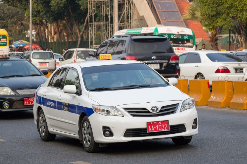 Xe taxi hoạt động trên đường phố Yangon, Myanmar