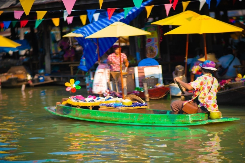 Chợ nổi bốn miền Pattaya với hàng trăm gian hàng ẩm thực và đồ lưu niệm đặc sắc