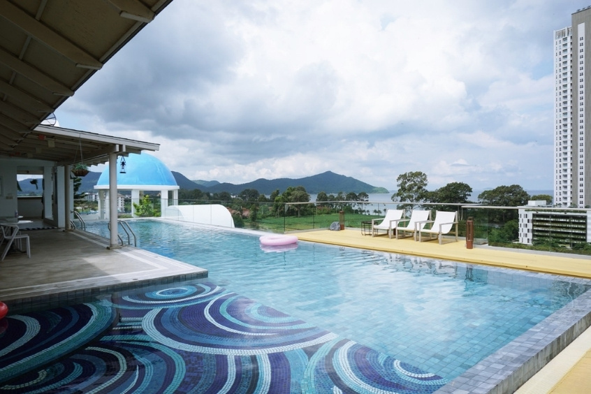 Khu nghỉ dưỡng Costa Village Bangsaray với kiến trúc xanh và trắng sang trọng