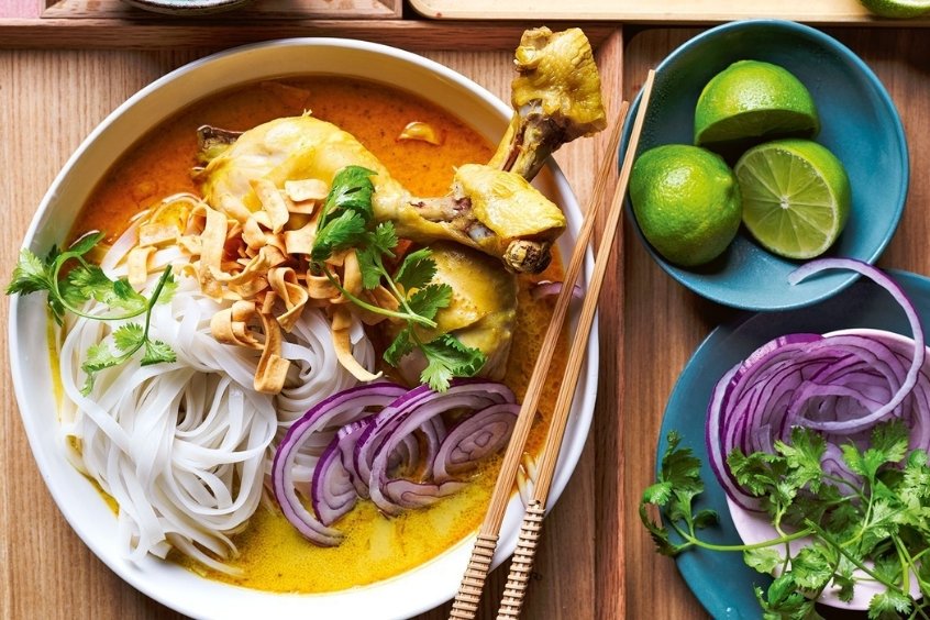 Món Khao Soi Thái Lan với mì trứng giòn và nước cà ri đậm đà