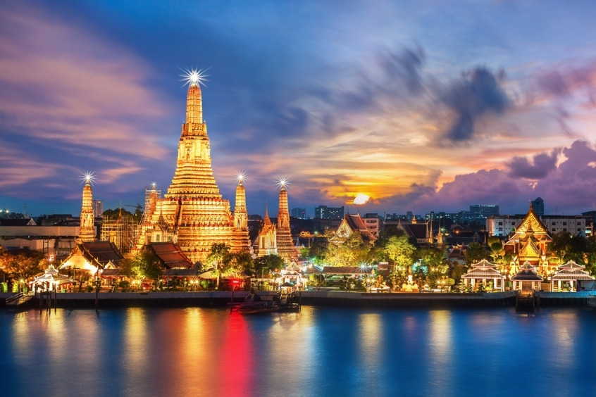 Chùa Wat Arun nổi bật bên sông Chao Phraya ở Bangkok, Thái Lan