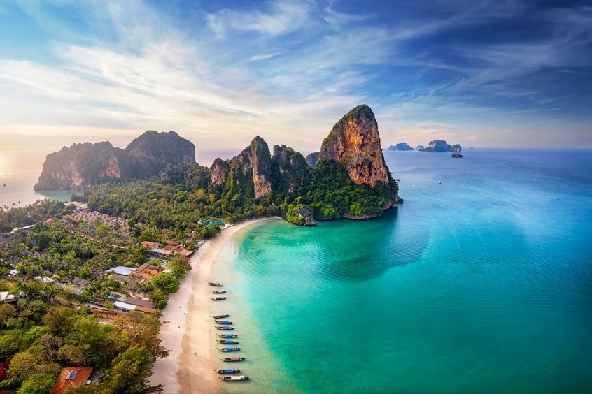 Bãi biển Railay ở Krabi, Thái Lan với vách đá và biển xanh tuyệt đẹp