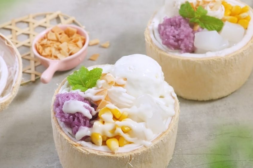 Kem xôi dừa Thái Lan với xôi nếp, kem dừa và topping truyền thống