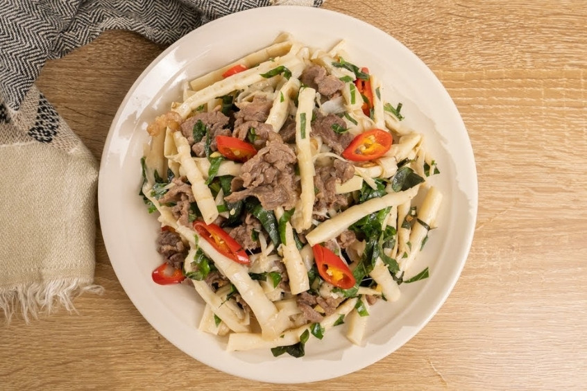 Măng le xào thịt bò hòa quyện vị giòn thanh của măng rừng với hương đậm đà từ thịt bò mềm ngọt