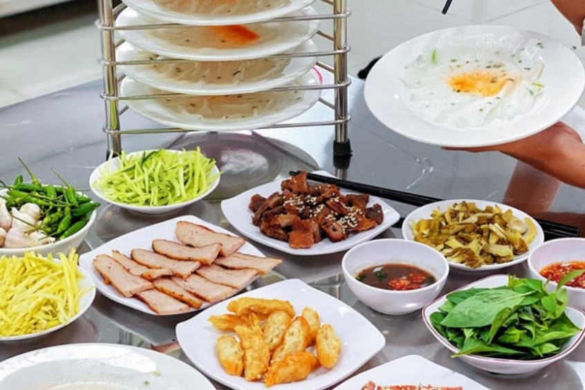 Bánh ướt chồng dĩa Đắk Lắk nổi bật với bánh mềm, thịt nướng đậm vị và nước chấm chua ngọt hấp dẫn