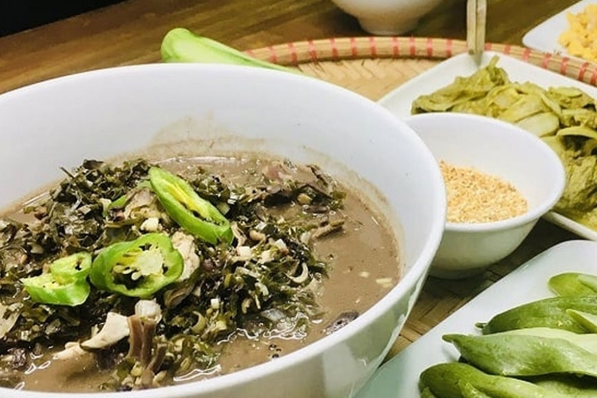 Canh lá đắng nấu thịt heo món ngon dân dã, đậm đà hương vị núi rừng