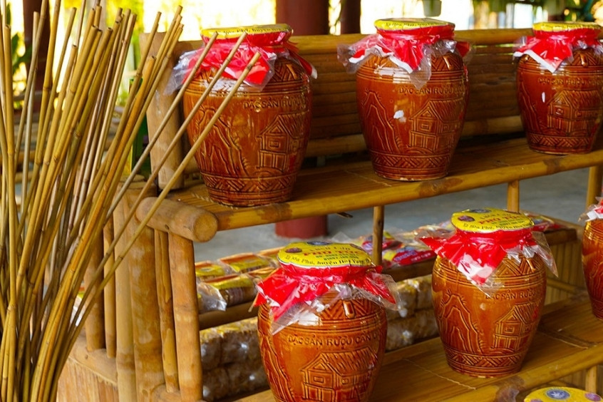 Rượu cần Tây Nguyên biểu tượng gắn kết cộng đồng trong mỗi lễ hội truyền thống