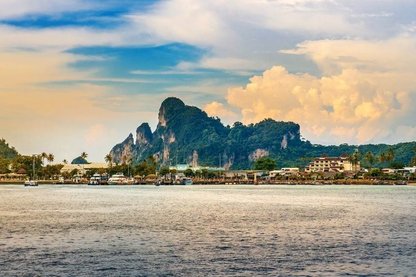 Bầu trời ảm đạm và làn nước mát lạnh ở Koh Phi Phi vào mùa thu Thái Lan