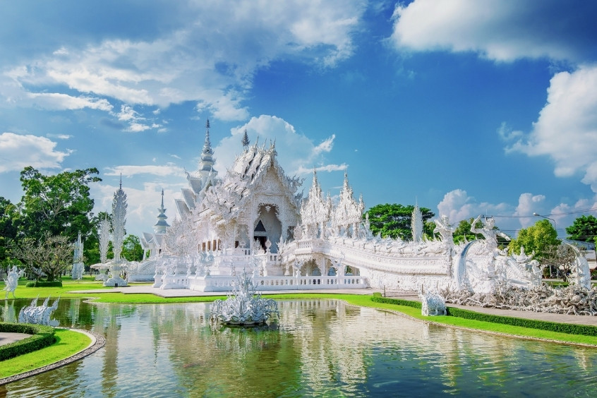 Kiến trúc trắng tinh xảo của chùa Wat Rong Khun ở Chiang Rai vào mùa thu