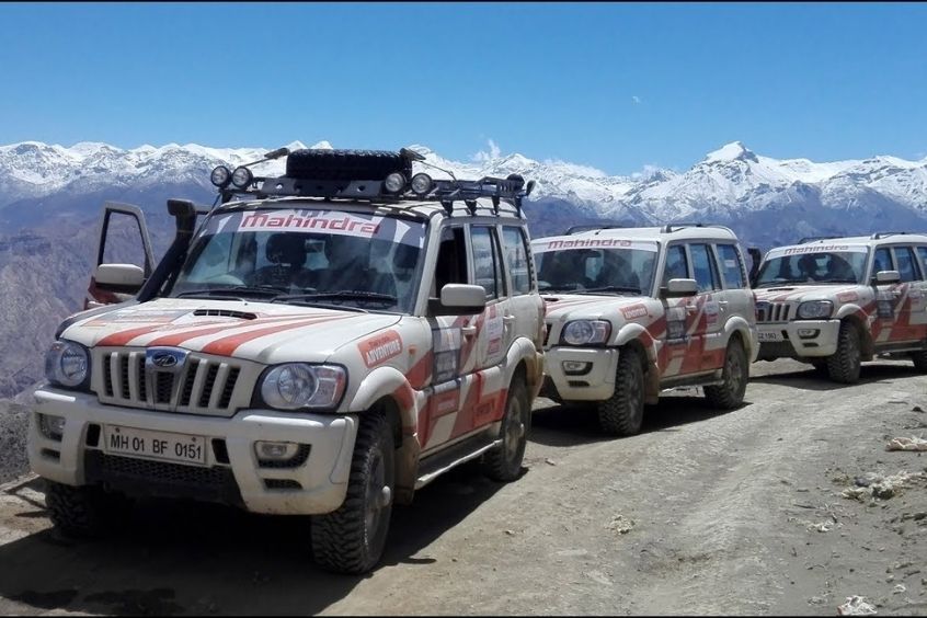 Xe jeep Mahindra trên đường núi phủ tuyết Nepal