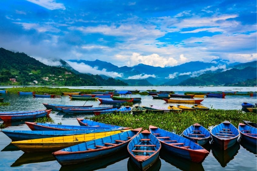 Thuyền gỗ nhiều màu sắc trên hồ Phewa ở Pokhara, Nepal