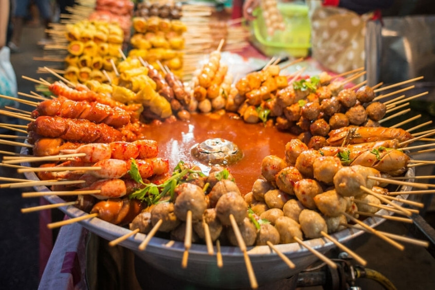 Ẩm thực đường phố giá rẻ Thái Lan tại chợ đêm nhộn nhịp vào mùa đông