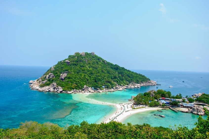 Bãi biển cát trắng và nước biển trong xanh tại đảo Koh Samui, Thái Lan