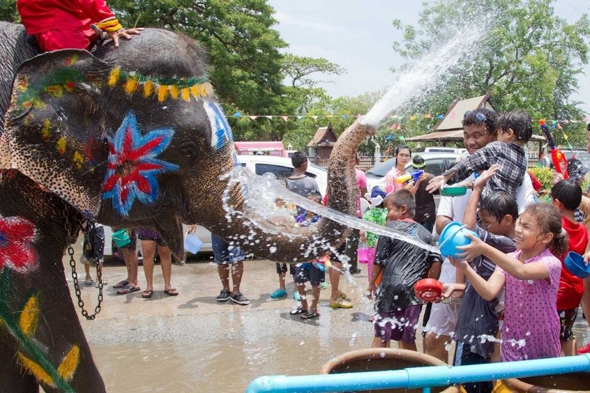 Người dân và du khách tham gia lễ hội té nước Songkran ở Thái Lan vào tháng 4