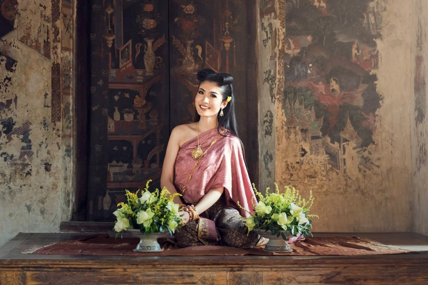 gười dân Thái ngồi xếp chân theo đúng phong tục truyền thống