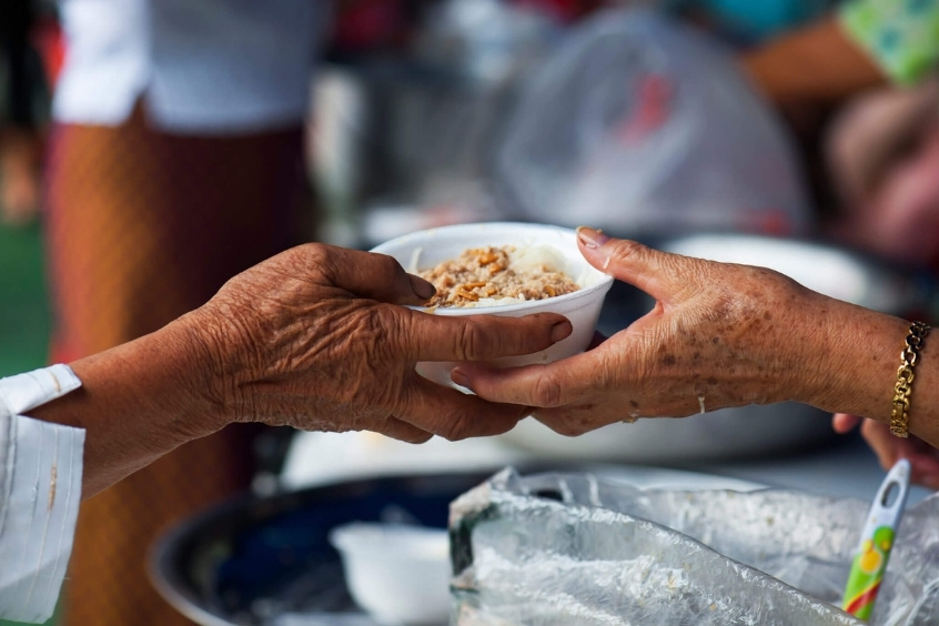 Người Thái Lan đưa đồ bằng tay phải thể hiện sự tôn trọng