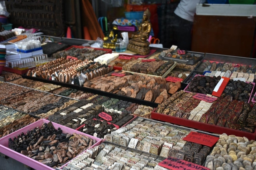 Sạp hàng bán bùa chú và tượng Phật ở chợ Amulet Thái Lan