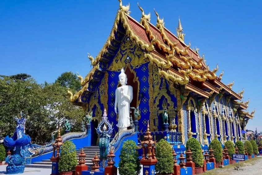 Kiến trúc xanh lam rực rỡ bên ngoài chùa Wat Rong Suea Ten