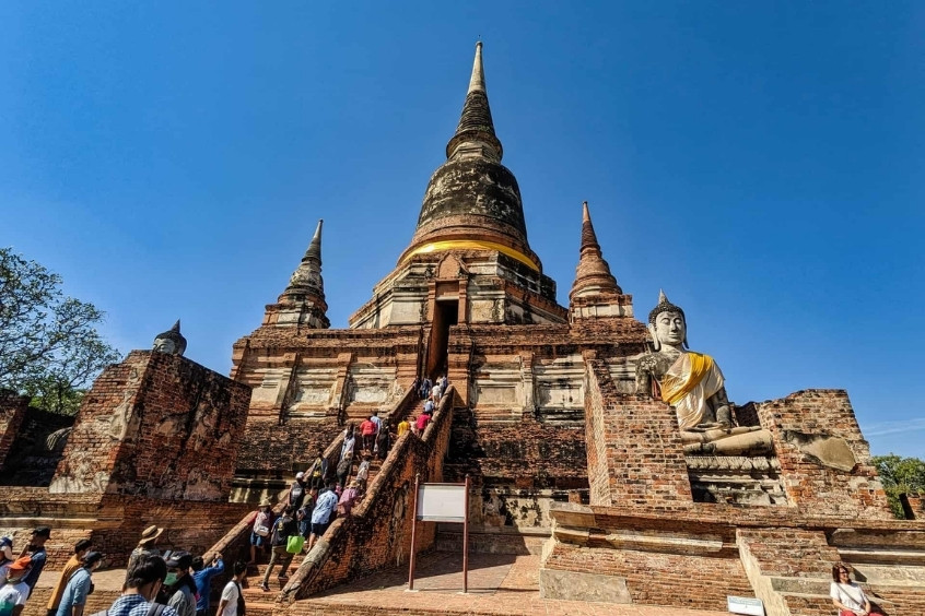 Ngọn tháp cao nổi bật giữa khuôn viên chùa Wat Yai Chai Mongkhon cổ kính