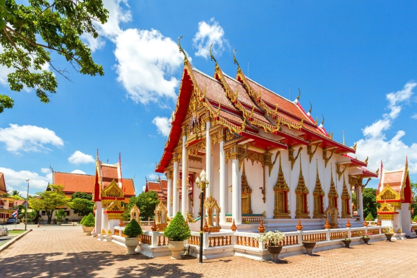 Ngôi chùa Wat Chalong với họa tiết rực rỡ giữa trời xanh ở Phuket