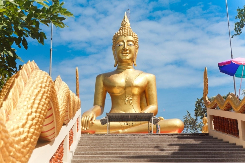 Tượng Phật Lớn dát vàng tại Wat Phra Yai trên đồi Pattaya, Thái Lan