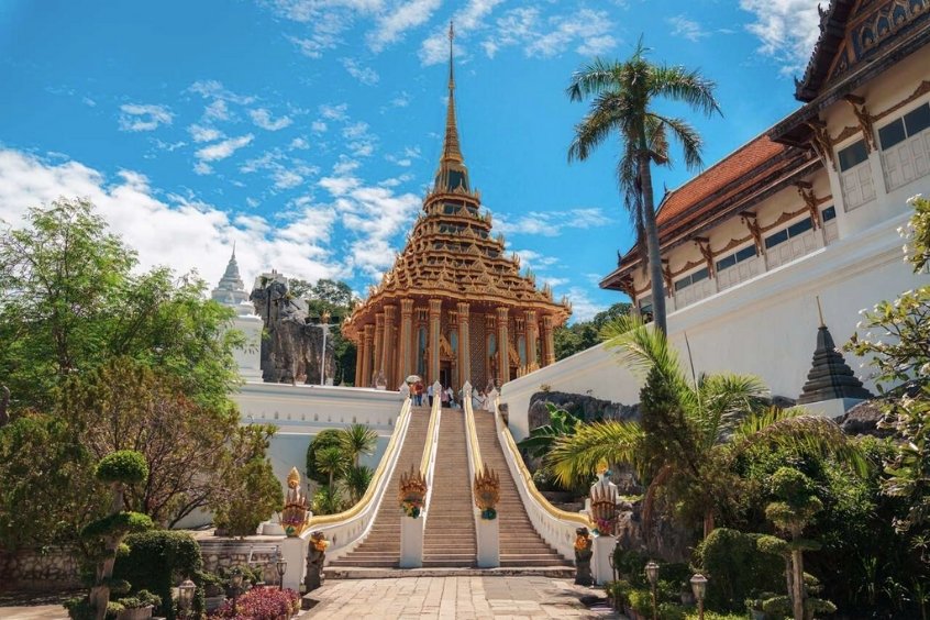 Cầu thang dẫn lên chùa Wat Khao Phra Phutthabat ở Saraburi