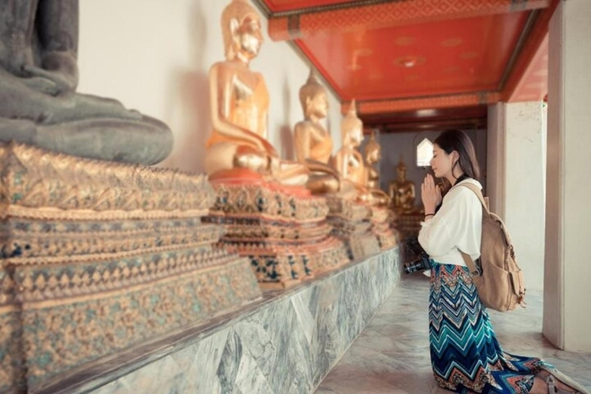 Du khách hành hương mặc kín đáo và lịch sự khi thăm chùa tại Thái Lan