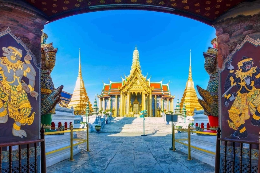 Du lịch hành hương Thái Lan khám phá Cung điện Hoàng Gia Thái Lan với mái ngói vàng rực rỡ