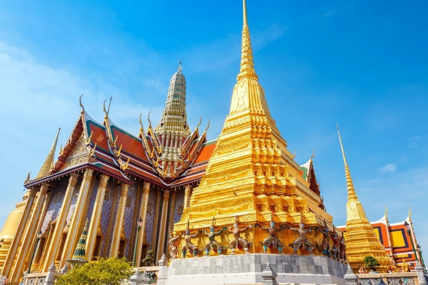 Kiến trúc rực rỡ của Wat Phra Kaew với tượng Phật Ngọc Lục Bảo huyền bí