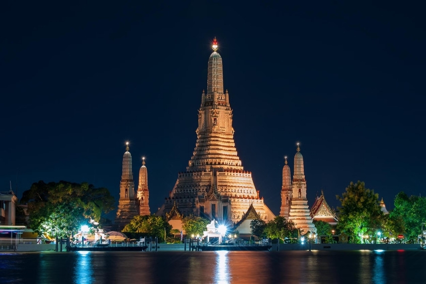 Ngôi chùa Wat Arun lung linh trong màn đêm tại Thái Lan